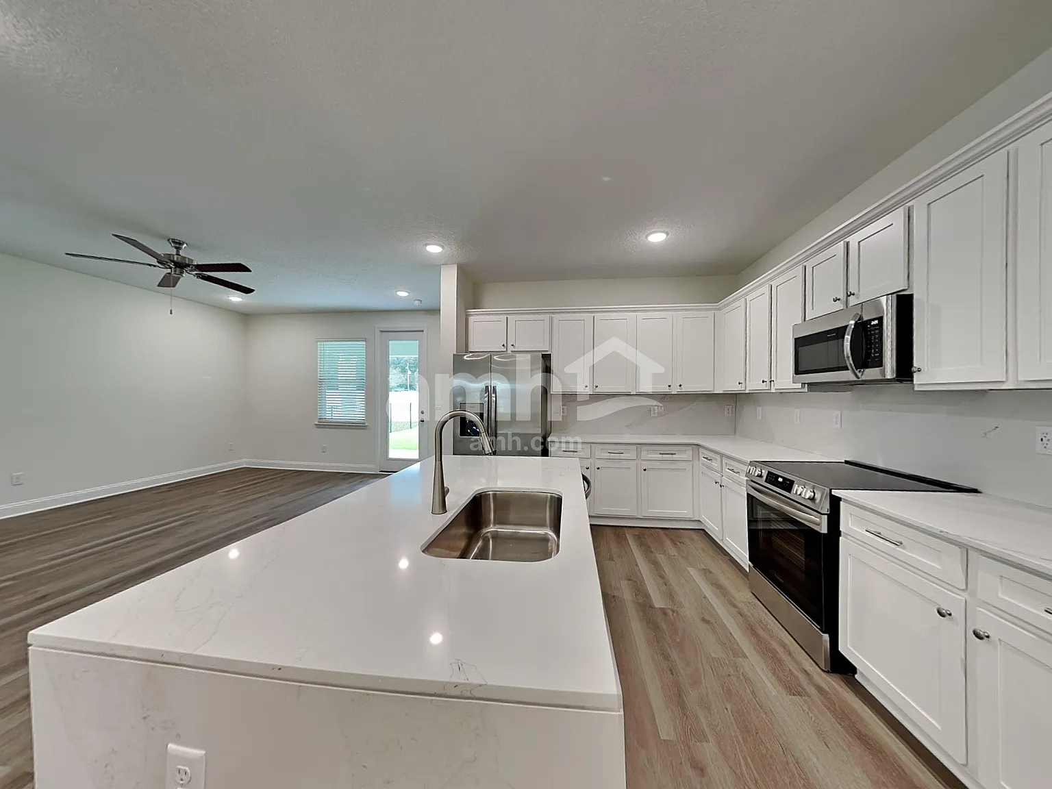 4 bed, 2.5 bath, 2053 sqft, $2,325 — Photo 3