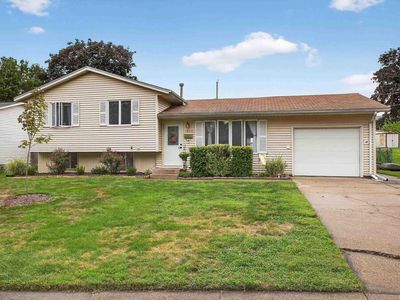 1866 Providence Dr, Bettendorf, IA, 52722