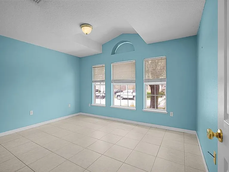 265 Jocelyn Dr — Photo 9