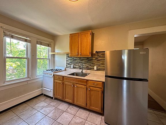 3rd image of 255 Ellsworth Ave #5