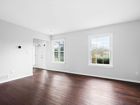 5th image of 5615 Pebble Ridge Ct