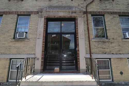 160-164 New York Ave #3 Photo 1
