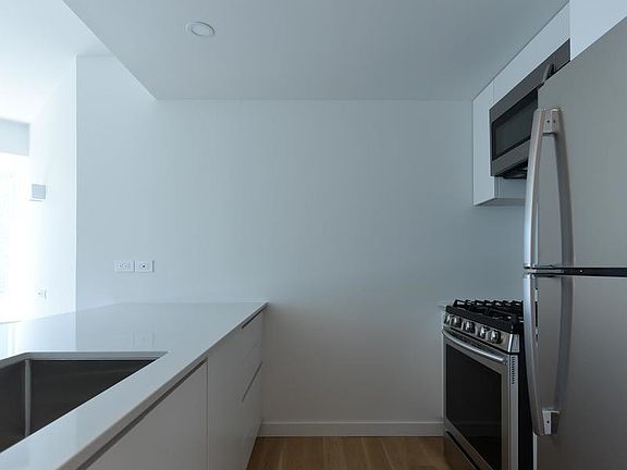 5th image of 150 W 56th St APT 4210