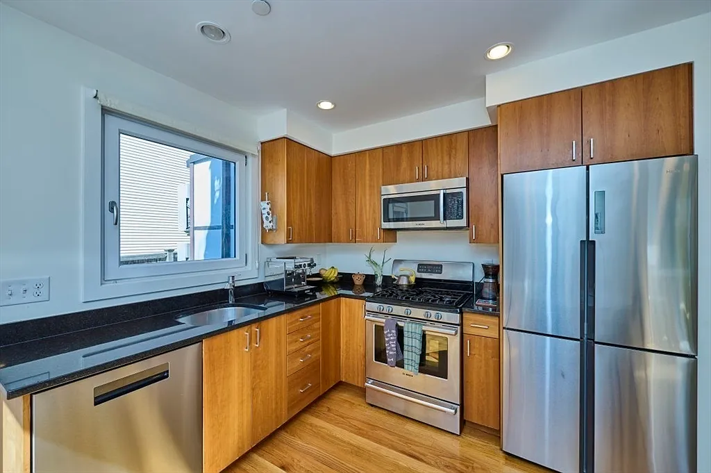 4 bed, 2.5 bath, 1451 sqft, $5,750 — Photo 3