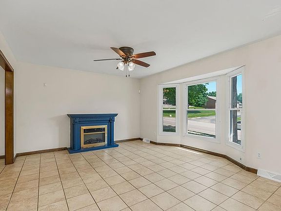 3rd image of 409 NE Duncan Rd
