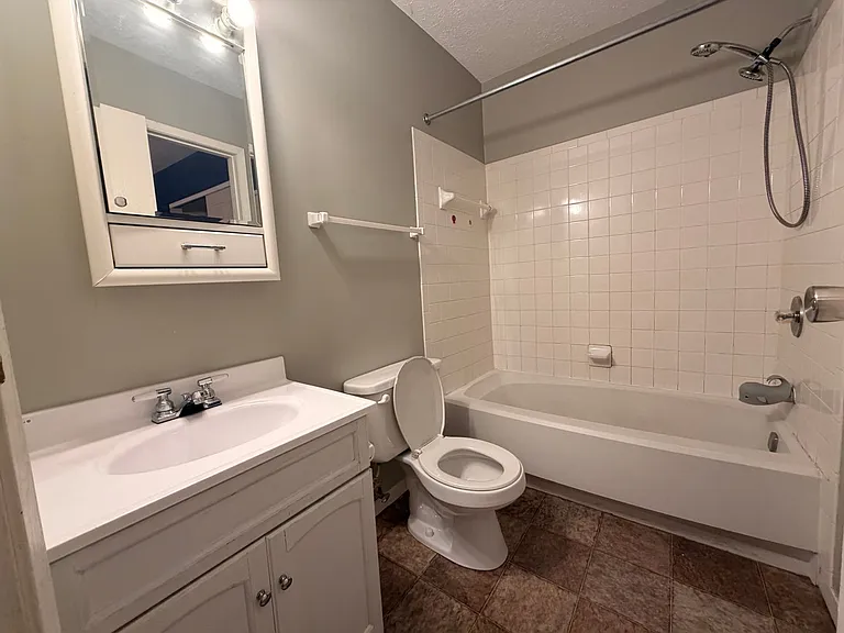 576 E Graham Pl — Photo 12
