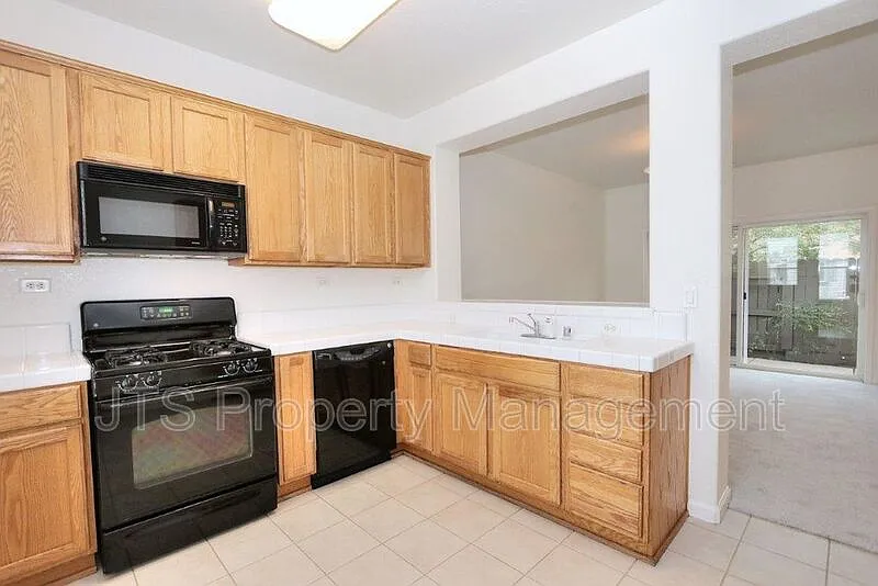 3 bed, 2.5 bath, 1345 sqft, $2,700 — Photo 3