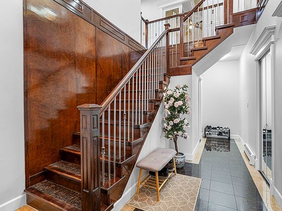 3rd image of 9416 Wallace Cres
