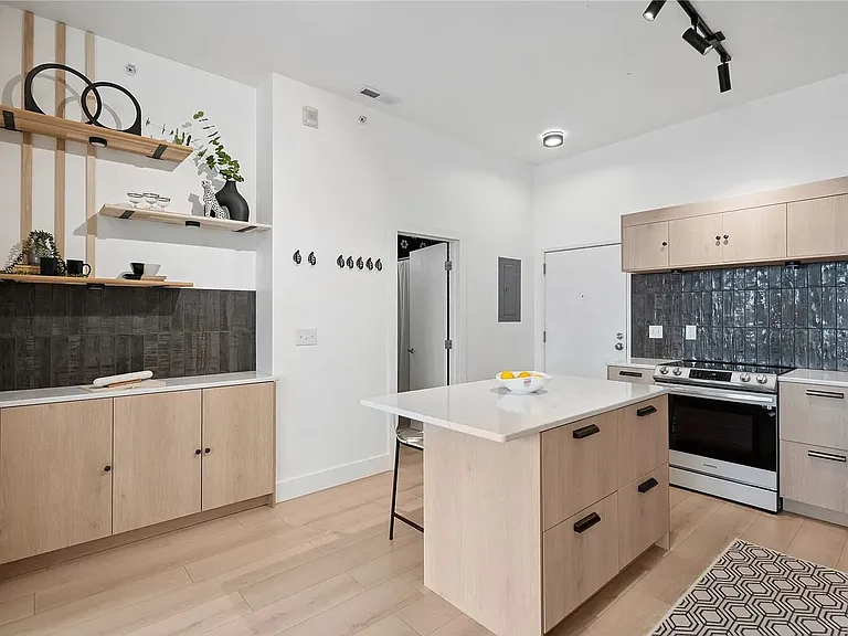 400 E Locust St #213 — Photo 4