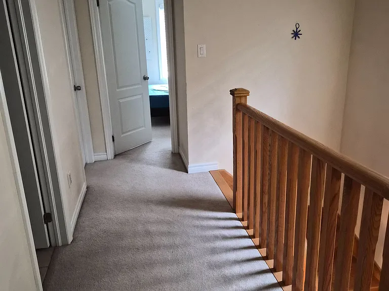 737 Agnew Cres — Photo 5
