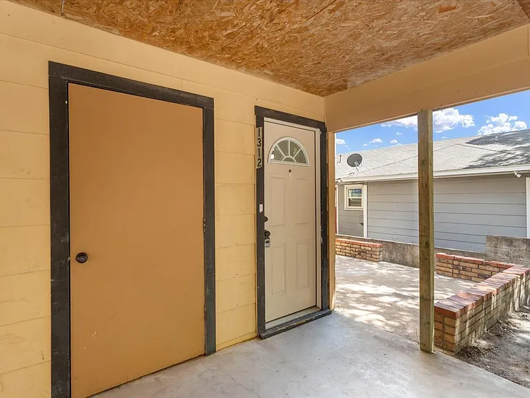 1312 N Travis St — Photo 24