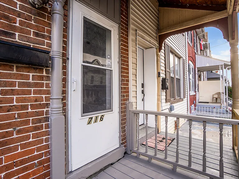 716 W Cedar St — Photo 3