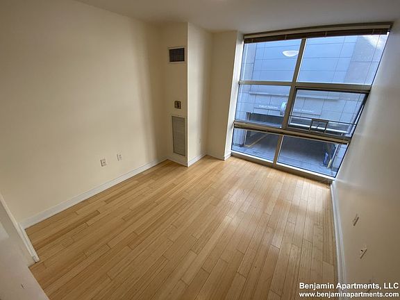 5th image of 40 Boylston St Unit 3C