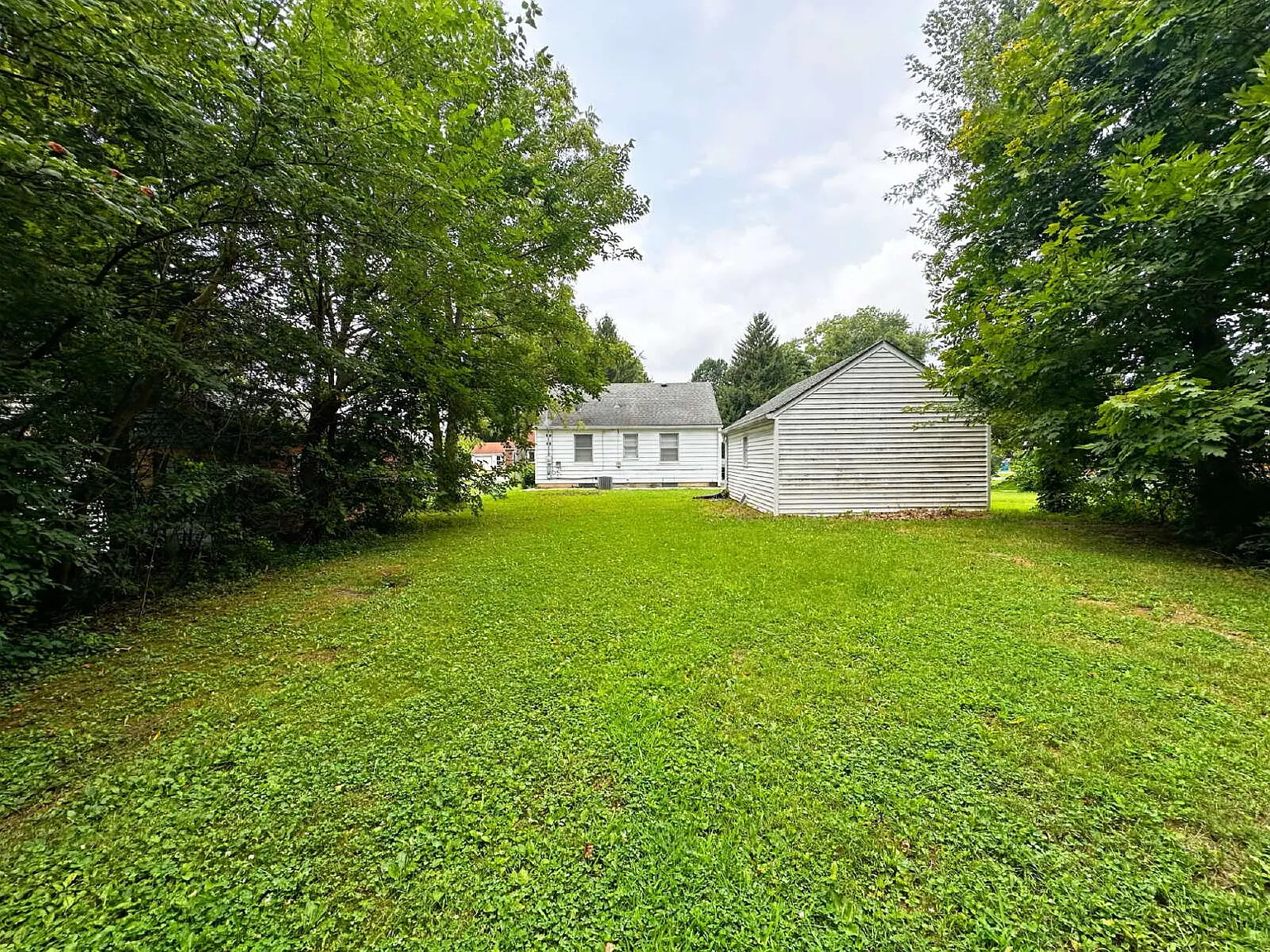 3 bed, 1.0 bath, 915 sqft, $1,425 — Photo 2