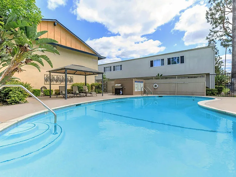 Villa Pacific Townhomes — Photo 1