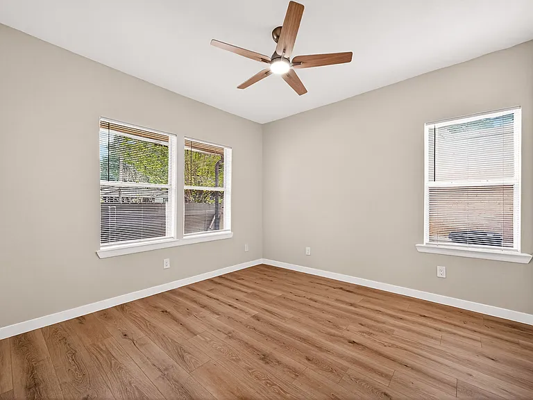 631 E Mistletoe Ave — Photo 17