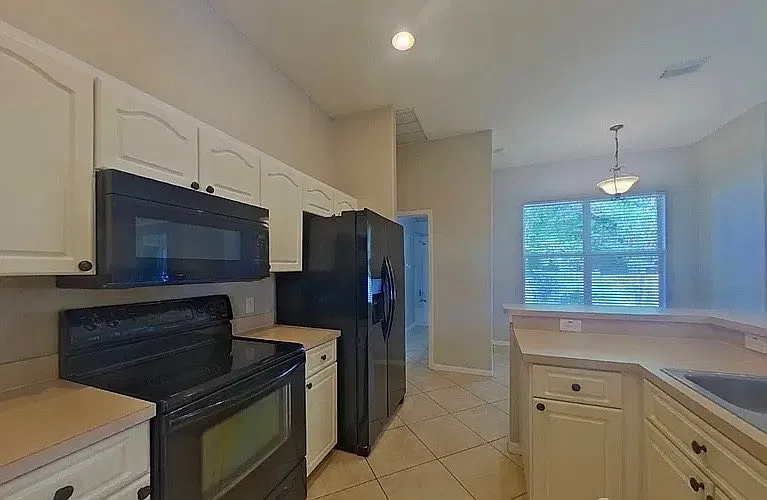 3 bed, 1864 sqft, $2,256 — Photo 2