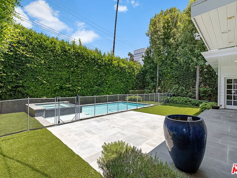 1147 Centinela Ave — Photo 2