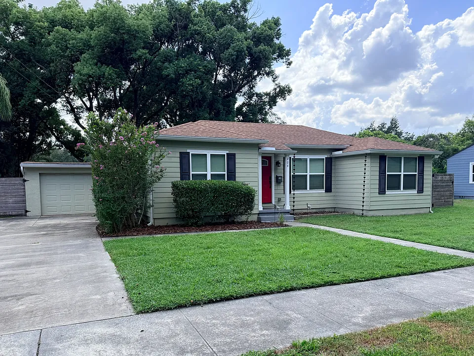 906 Royal Palm Ct