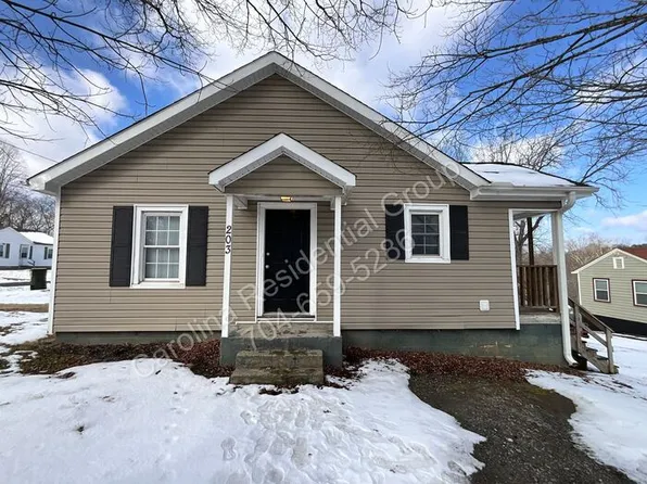 203 Circle Dr, Mount Airy, NC 27030