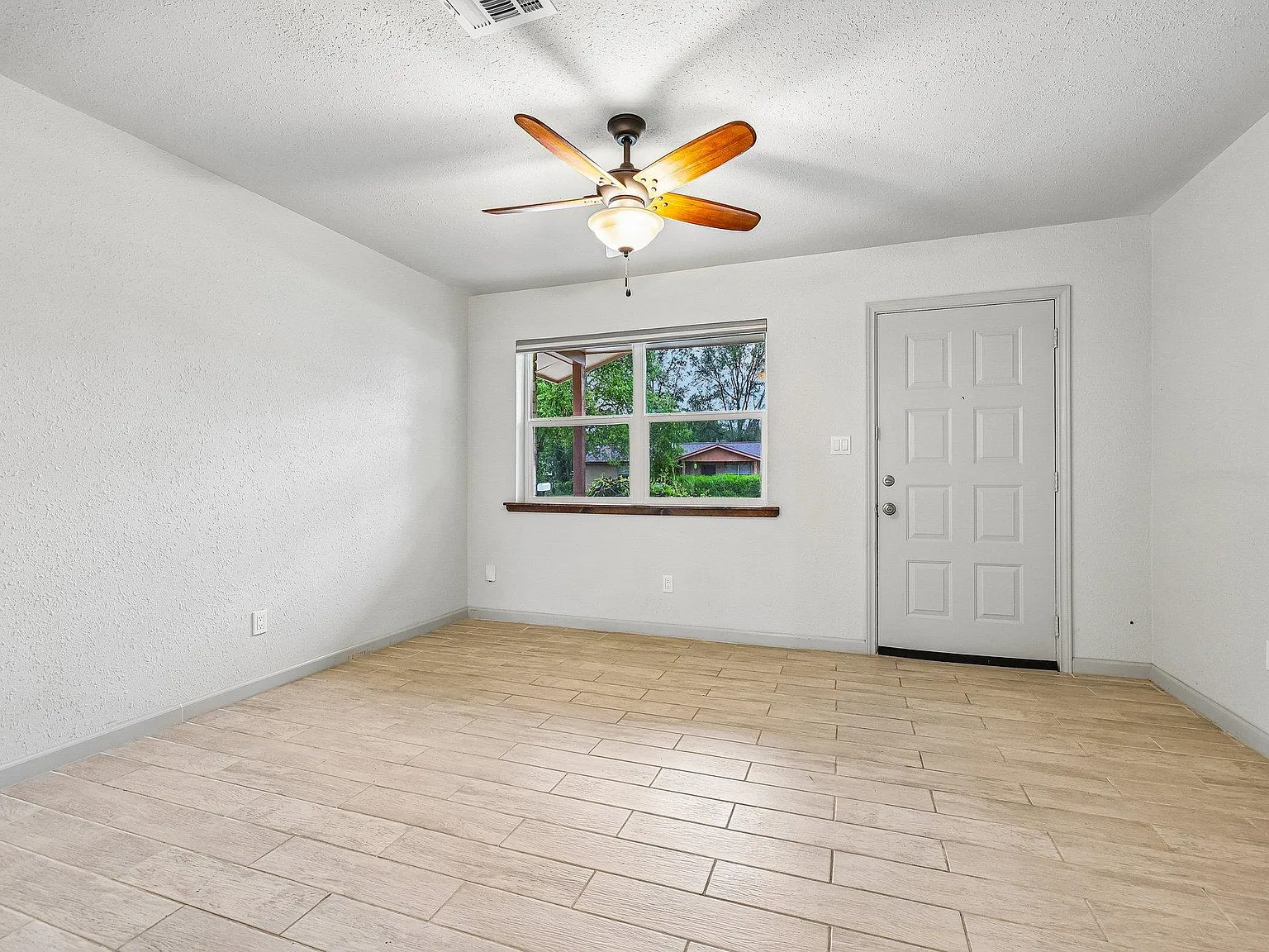 3 bed, 1.0 bath, 1008 sqft, $1,650 — Photo 4