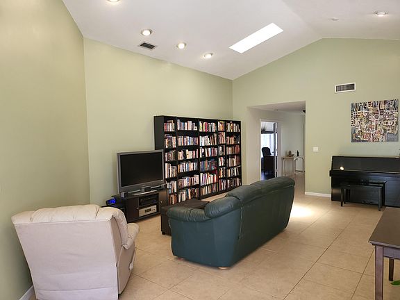 5th image of 176 Citrus Ave