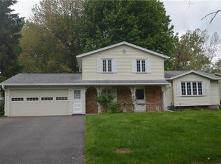 28 Paddington Dr, Rochester, NY 14624