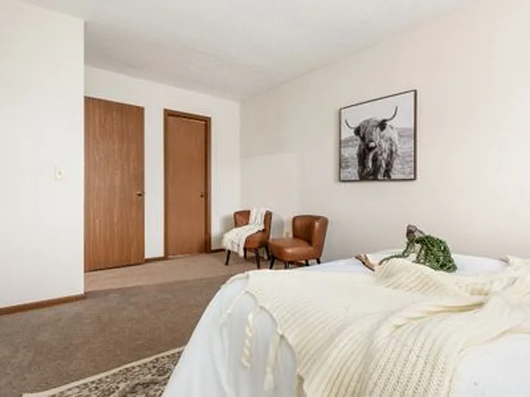 Southampton Apartments — Photo 15