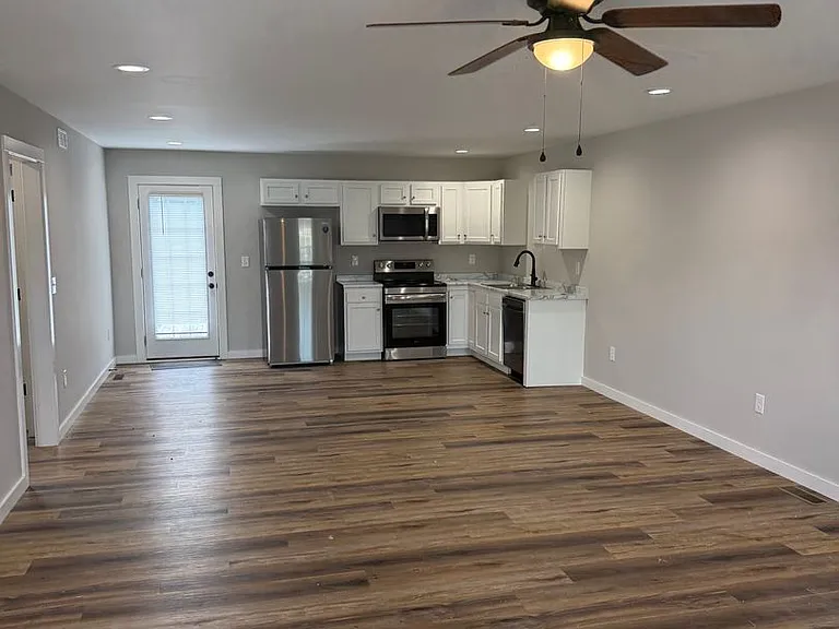102 Deacon Ln — Photo 2