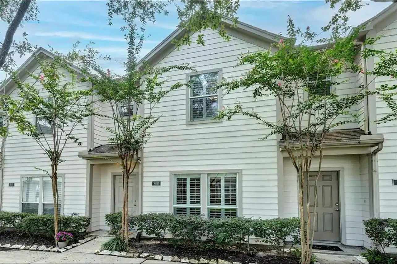 2 bed, 1.5 bath, 1240 sqft, $2,300 — Photo 1