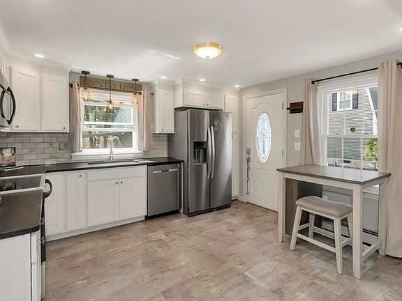 3rd image of 16 Cranberry Dr