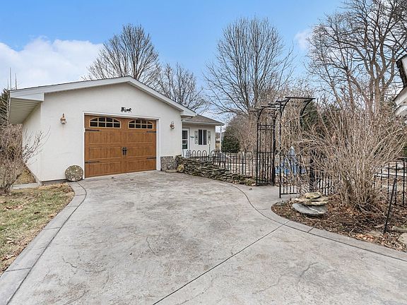 3rd image of 2829 Chippewa Dr