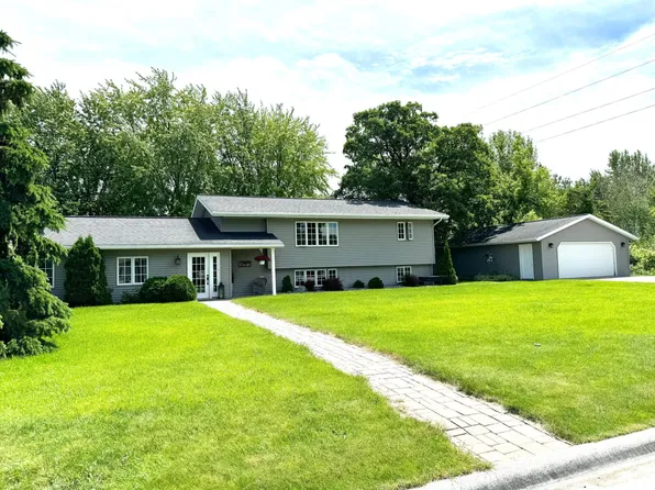 1010 2nd St SE #B, Roseau, MN 56751