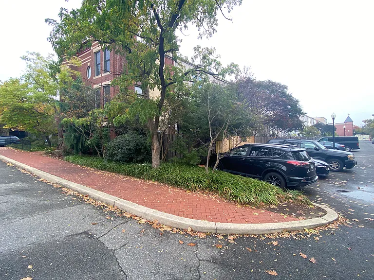 619 I St SE #A — Photo 40