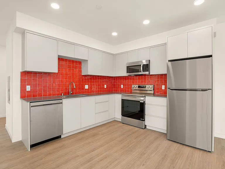 Brand New Luxury Homes! W/D, Balcony & Parking! — Photo 43