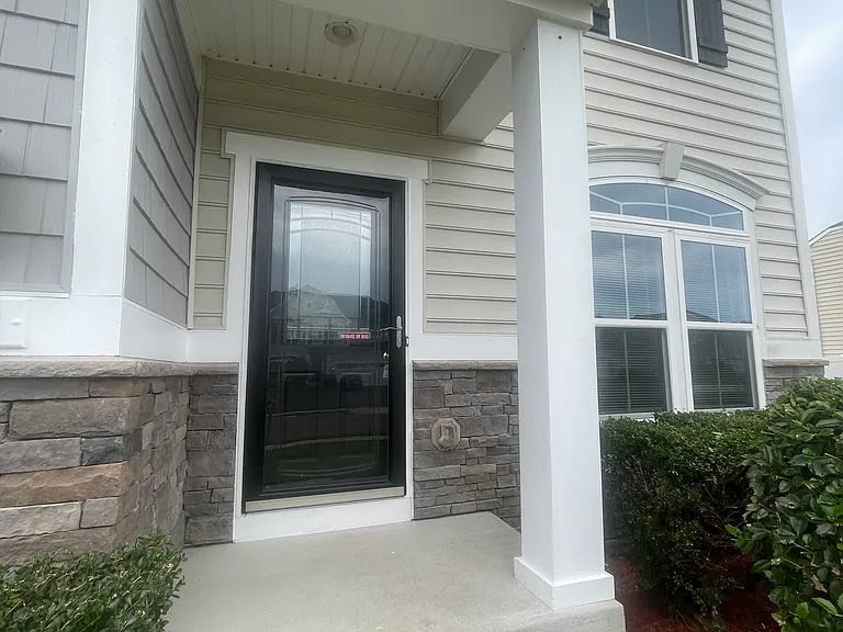 2410 Walthall Ct — Photo 3