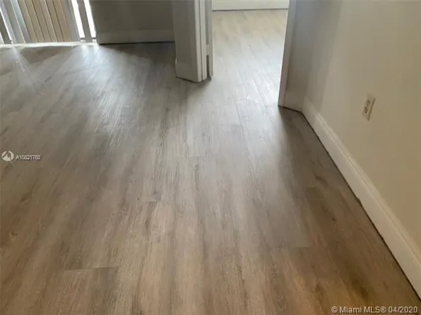 450 Palm Cir W APT 305, Hollywood, FL 33025