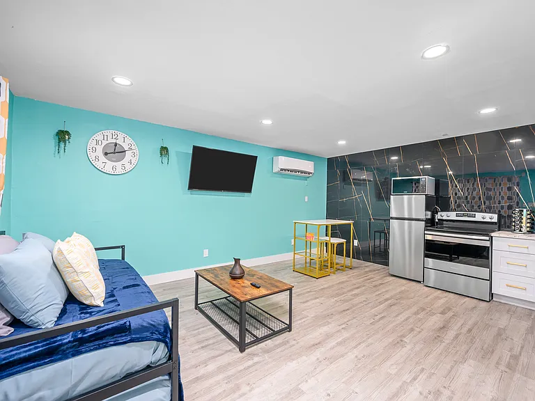 1118 Banks St #9 — Photo 10