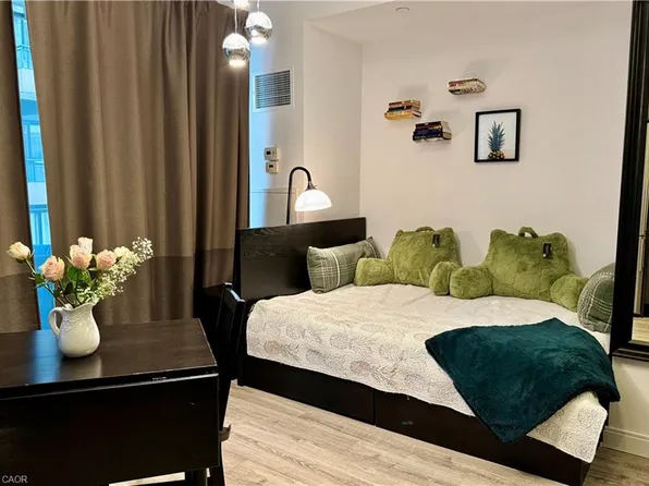 42 Charles St E #2206, Toronto, ON M4Y 0B7