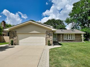 2360 N Drury Ln, Arlington Heights, IL 60004