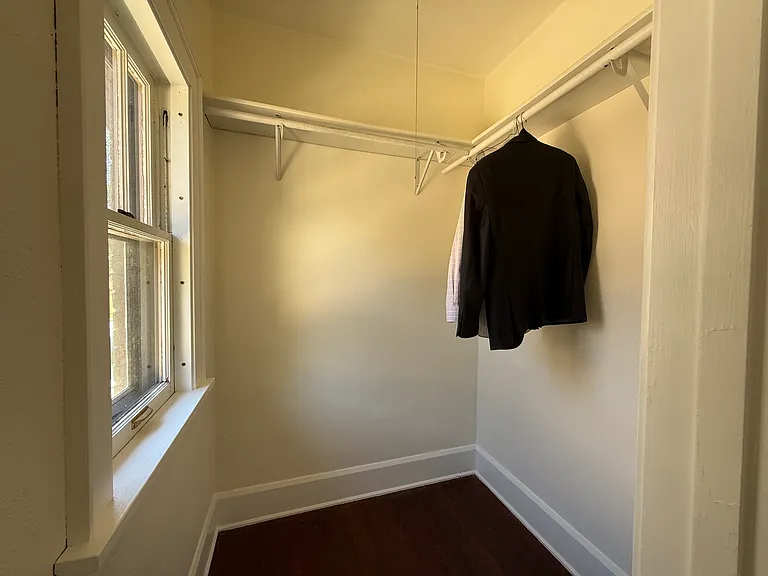 422 Paris Ave — Photo 13