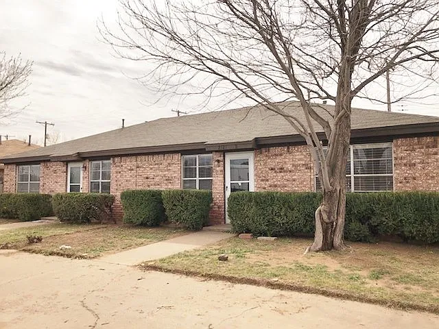 2121 S Loop 289 #B — Photo 1