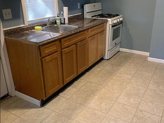 4th image of 56 Farr Ave