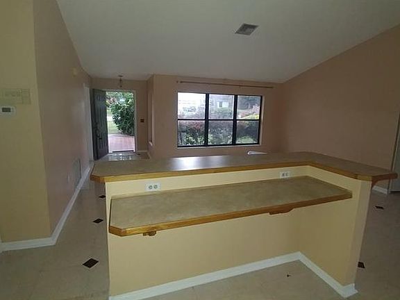 4th image of 100 Hillside Dr