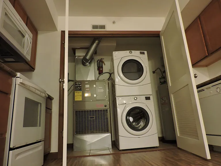 Beautiful Apartments Located 2 Blocks From Penn West Campus — Photo 6