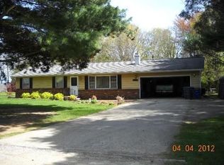 7469 N Meadow Ln, New Carlisle, IN 46552