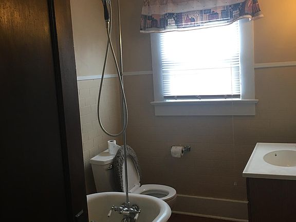 4th image of 924 N Uhrich St