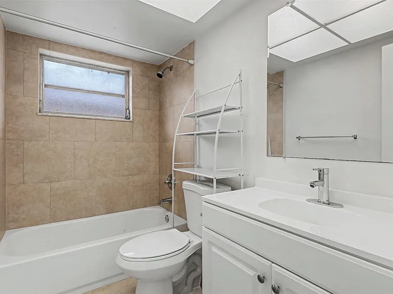 6821-6825 NW 11th Pl #6825 — Photo 35