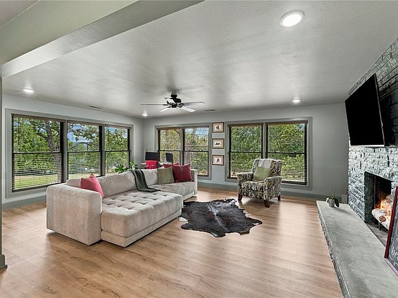 5th image of 220 N Summit St