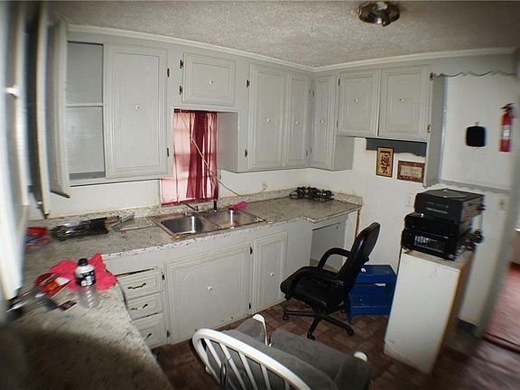4th image of 4214 Skyline Ave